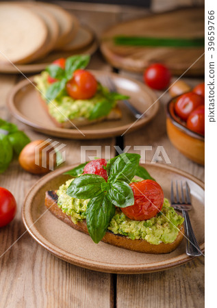 Avocado spread bread with baked tomato 39659766