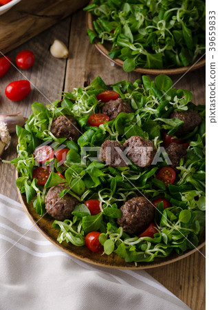 Meatballs beef with fresh salad 39659833