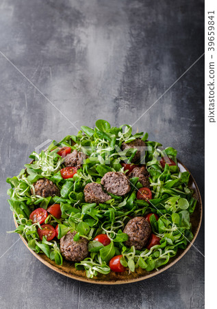 Meatballs beef with fresh salad Meatballs beef with fresh salad 39659841