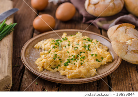 Scrambled eggs with herbs Scrambled eggs with herbs 39659844
