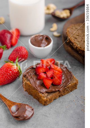 Nutella spread with wholegrain bread 39659864
