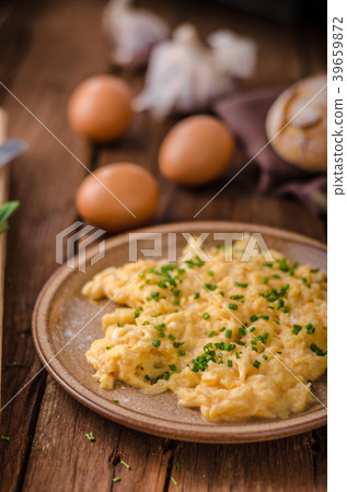 Scrambled eggs with herbs 39659872