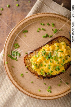 Scrambled eggs with herbs 39659883