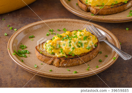 Scrambled eggs with herbs Scrambled eggs with herbs 39659885