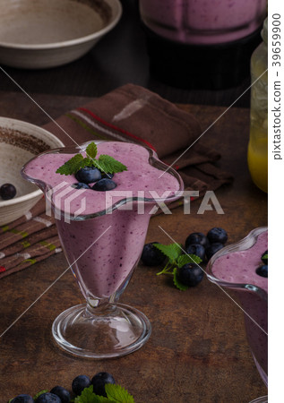 Berries milkshake smoothie 39659900