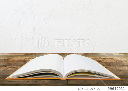 有空白的書和白色牆壁紋理背景的木書桌 39659911