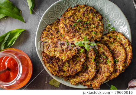 Potato pancakes fried with garlic Potato pancakes fried with garlic 39660016