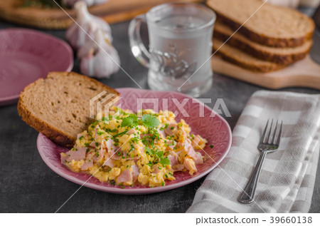 Scrambled eggs, wholegrain bread 39660138