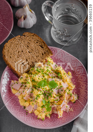 Scrambled eggs, wholegrain bread 39660139
