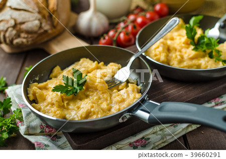 Scrambled eggs with herbs and homemade bread Scrambled eggs with herbs and homemade bread 39660291
