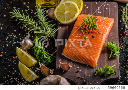 Fresh salmon fillet Fresh salmon fillet 39660366