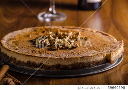 Walnut cheesecake with cinnamon Walnut cheesecake with cinnamon 39660396