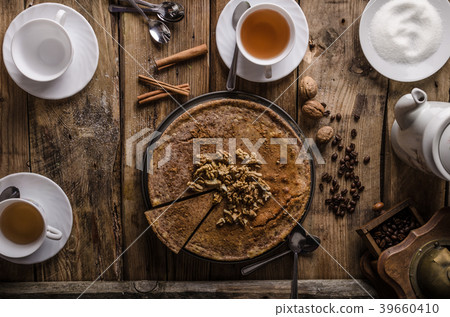 Walnut cheesecake with cinnamon 39660410