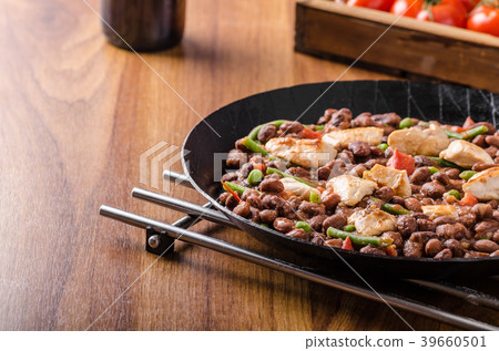 Beans with tomatoes and chicken 39660501