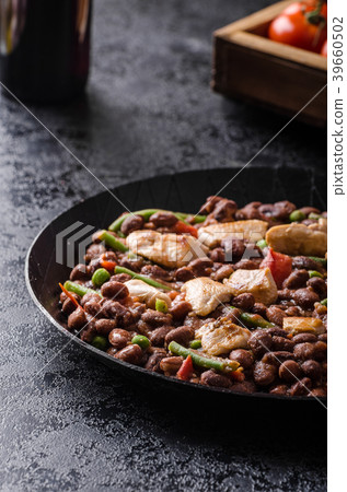Beans with tomatoes and chicken 39660502