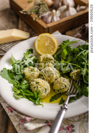 Ricotta dumplings with spinach 39660626