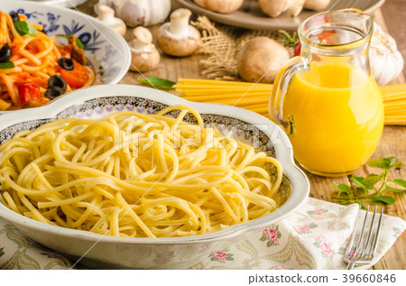 Pasta with olives, tomatoes and basil Pasta with olives, tomatoes and basil 39660846