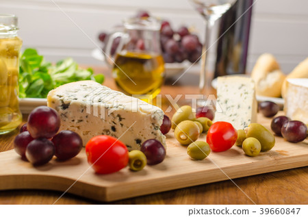 Delicious blue cheese with olives, grapes and salad Delicious blue cheese with olives, grapes and salad 39660847