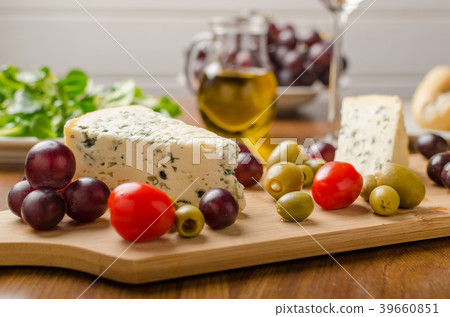 Delicious blue cheese with olives, grapes and salad Delicious blue cheese with olives, grapes and salad 39660851