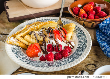 Pancakes with berries 39660962