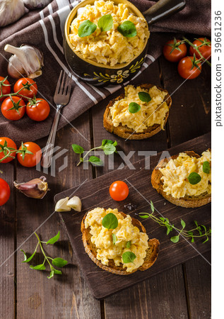 Scrambled eggs with herbs and garlic on toasted bread Scrambled eggs with herbs and garlic on toasted bread 39661236