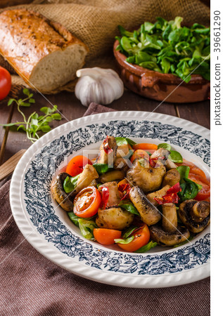 Warm mushroom salad with chilli Warm mushroom salad with chilli 39661290