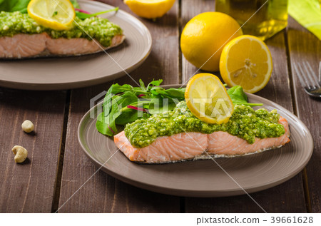 Steamed salmon with pesto 39661628