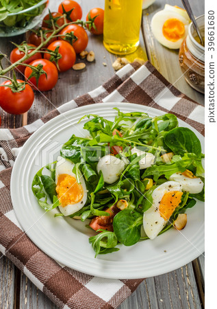 Lamb lettuce salad with eggs 39661680