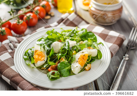 Lamb lettuce salad with eggs 39661682