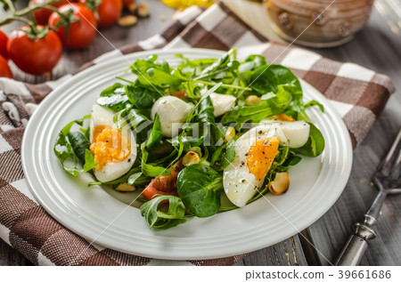 Lamb lettuce salad with eggs 39661686