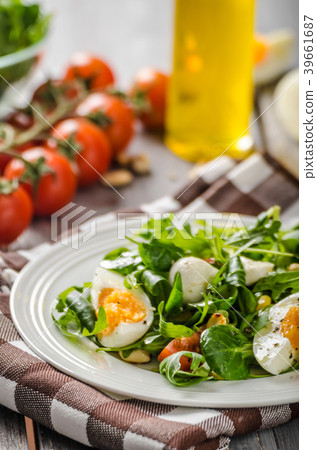 Lamb lettuce salad with eggs 39661687
