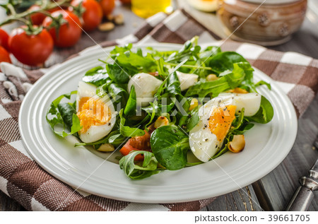Lamb lettuce salad with eggs 39661705