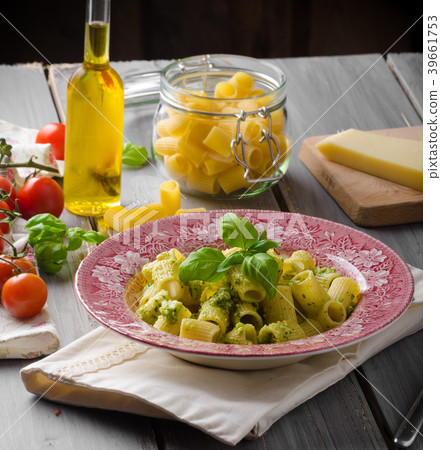 Rigatoni with pesto 39661753