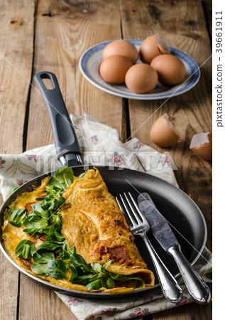 Organic omelette with herbs 39661911