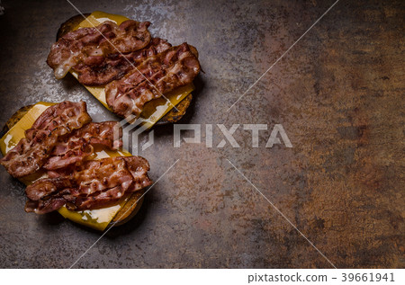Cheese bread roasted with bacon 39661941