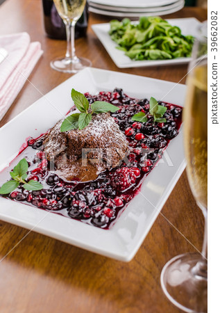 Chocolate souffle with berries 39662082
