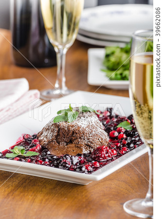Chocolate souffle with berries 39662086