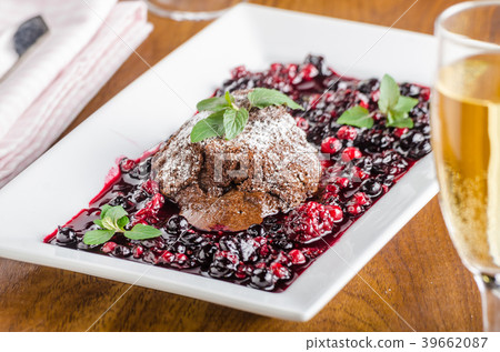 Chocolate souffle with berries 39662087