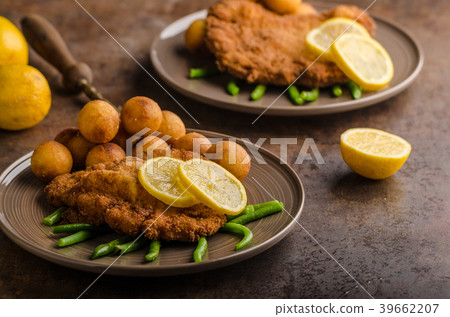 Wiener schnitzel with croquettes Wiener schnitzel with croquettes 39662207