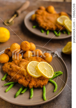 Wiener schnitzel with croquettes Wiener schnitzel with croquettes 39662208