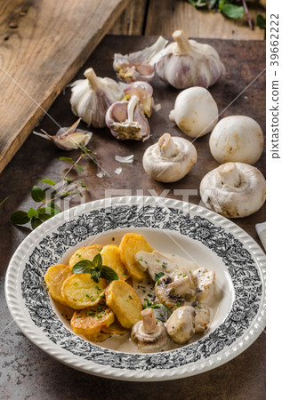 Mushroom sauce with roasted potatoes Mushroom sauce with roasted potatoes 39662222