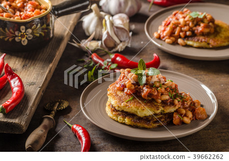 Bake beans with fluffly potato cakes Bake beans with fluffly potato cakes 39662262