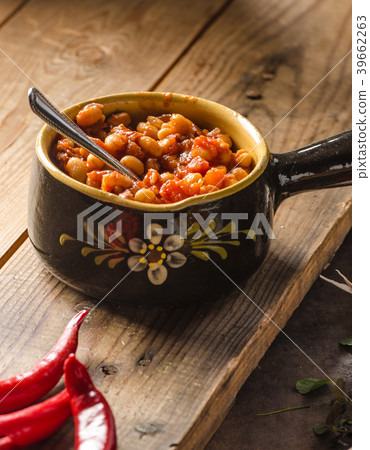 Bake beans with fluffly potato cakes Bake beans with fluffly potato cakes 39662263