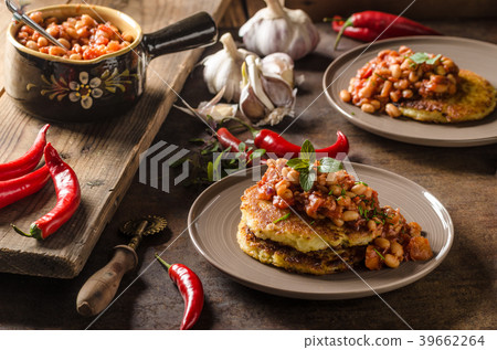Bake beans with fluffly potato cakes Bake beans with fluffly potato cakes 39662264