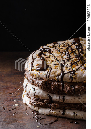 Chocolate Pavlova Cake 39662308