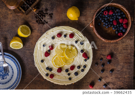 Lemon cheesecake with berries Lemon cheesecake with berries 39662435
