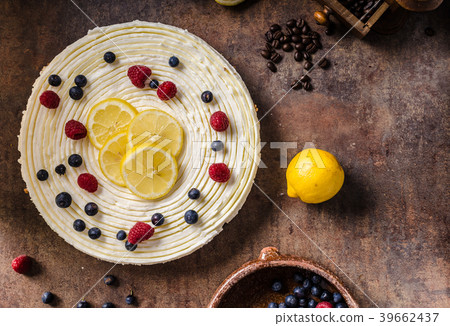 Lemon cheesecake with berries 39662437