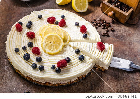 Lemon cheesecake with berries 39662441