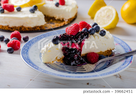 Lemon cheesecake with berries Lemon cheesecake with berries 39662451