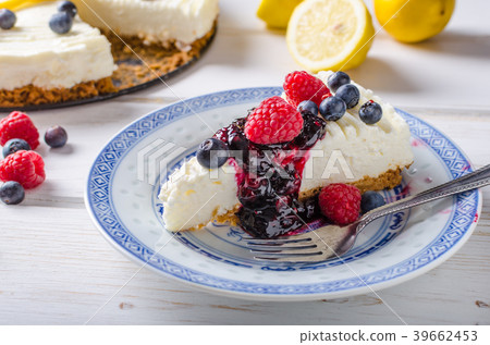 Lemon cheesecake with berries 39662453
